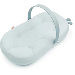 Done By Deer™ Babynest Mit Aktivitätsbogen Raffi Blau